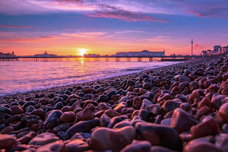 Praia de Brighton ao pôr do sol